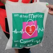 El Ayuntamiento de Sagunto reparte bolsas de tela para reivindicar el comercio local El Ayuntamiento de Sagunto reparte bolsas de tela para reivindicar el comercio local