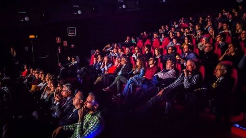 Sala de cine llena de p&uacute;blico