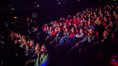 Sala de cine llena de público Sala de cine llena de público