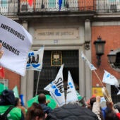 Protesta de funcionarios de la Administración de Justicia frente a la sede del ministerio de Justicia en Madrid