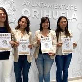 La concejala de Educación, María García, junto a la directora del CEFIRE en Orihuela, Rosa Guillén, y las organizadoras de las jornadas, Lorena Cubí y Ana García. La concejala de Educación, María García, junto a la directora del CEFIRE en Orihuela, Rosa Guillén, y las organizadoras de las jornadas, Lorena Cubí y Ana García.