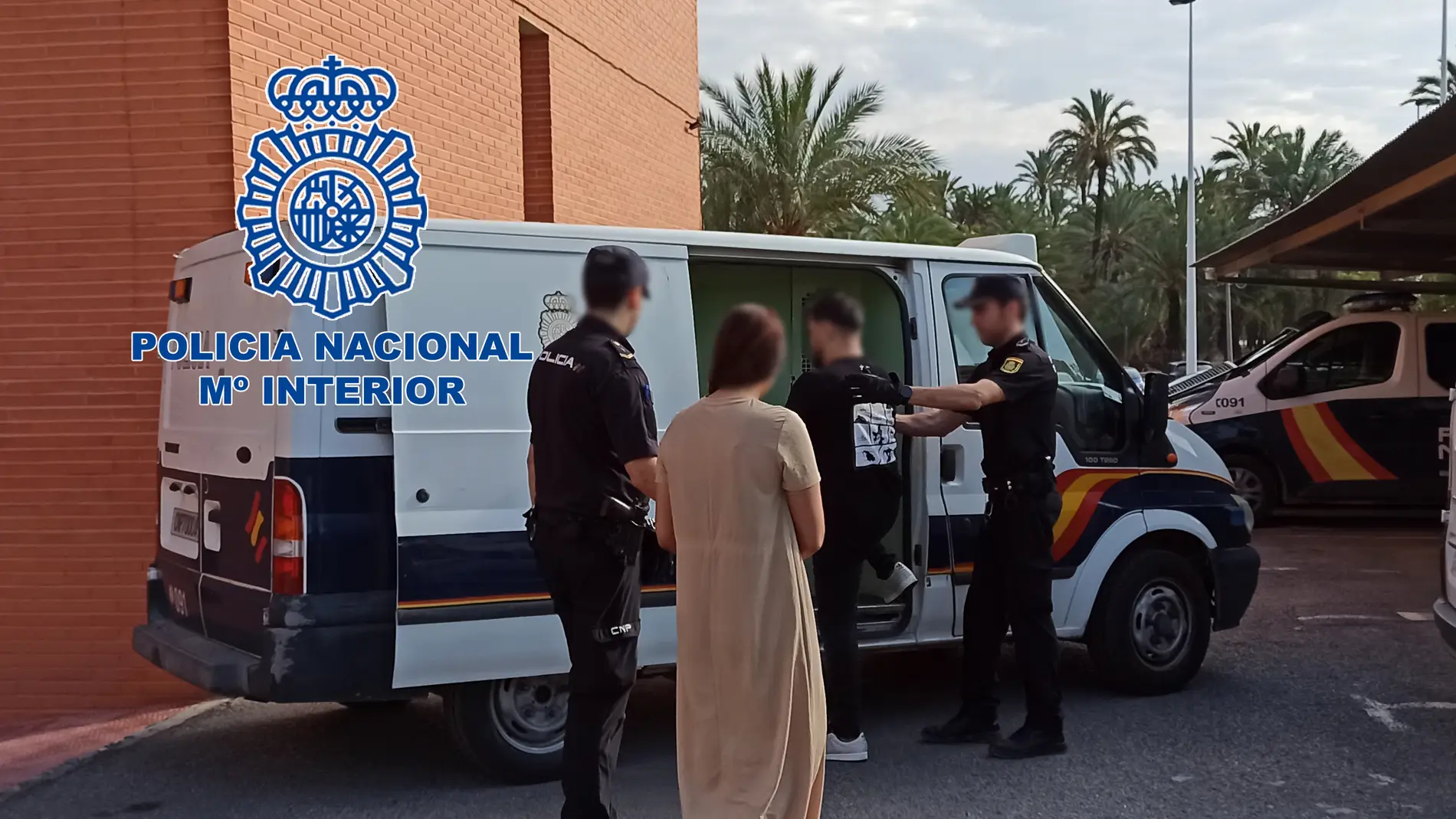 Agentes de la Policía Nacional con la pareja detenida en Elche acusada de robos por el método del 'abrazo amoroso'. 