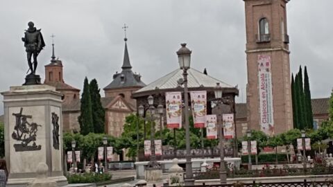 Plaza de Cervantes de Alcal&aacute; de Henares con la carteler&iacute;a del Festival Iberoamericano del Siglo de Oro de la Comunidad de Madrid. Cl&aacute;sicos en Alcal&aacute;