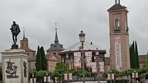 Alcalá de Henares se dispone a “Exprimir los Clásicos”: Arranca mañana el Festival Iberoamericano del Siglo de Oro de la Comunidad de Madrid con el estreno de la ópera “La vida es sueño” Plaza de Cervantes de Alcalá de Henares con la cartelería del Festival Iberoamericano del Siglo de Oro de la Comunidad de Madrid. Clásicos en Alcalá