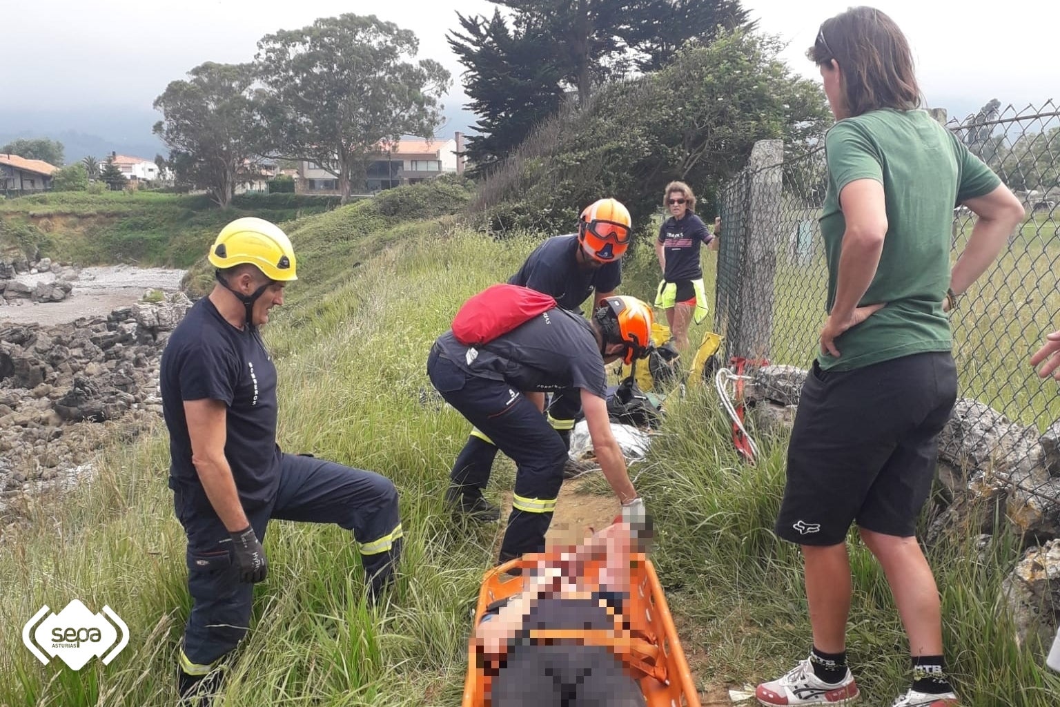 Emergencias asiste a un ciclista que cayó 8 metros en la senda costera de Colunga Emergencias asiste a un ciclista que cayó 8 metros en la senda costera de Colunga