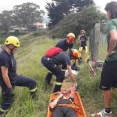 Emergencias asiste a un ciclista que cayó 8 metros en la senda costera de Colunga