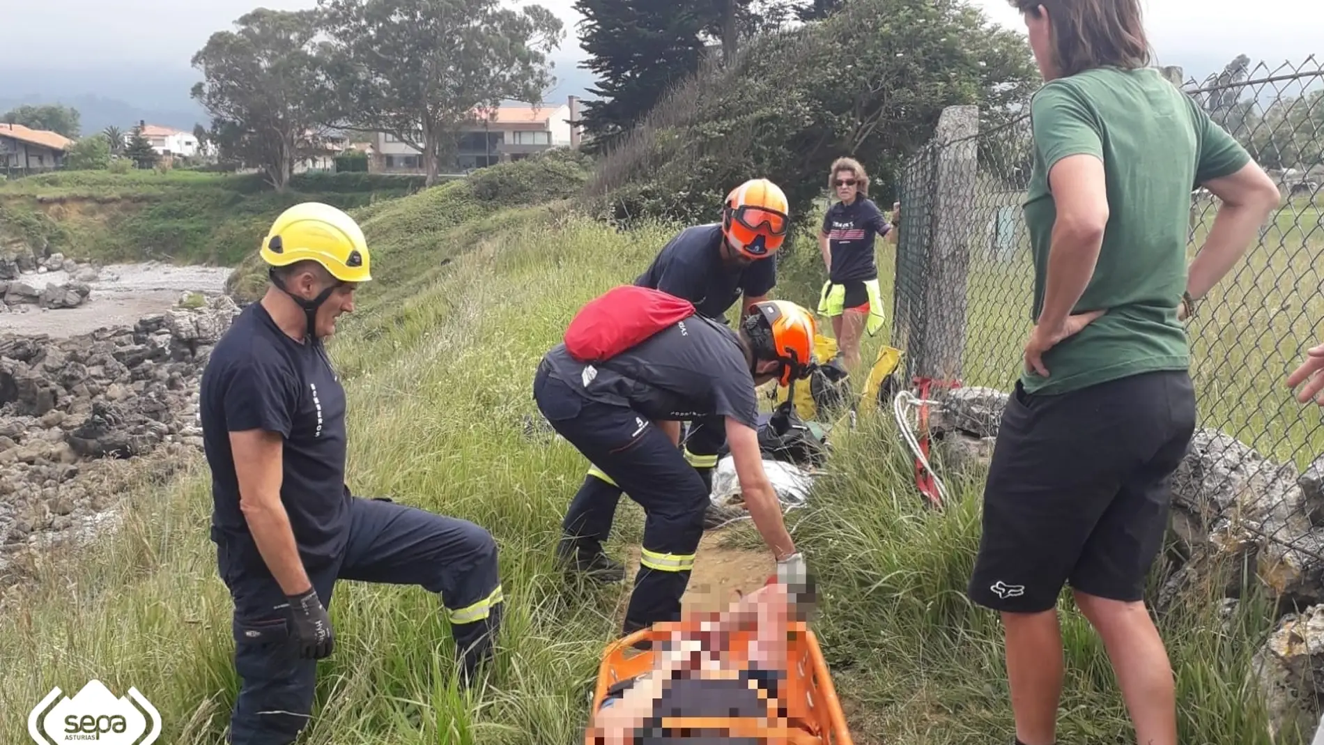 Emergencias asiste a un ciclista que cayó 8 metros en la senda costera de Colunga