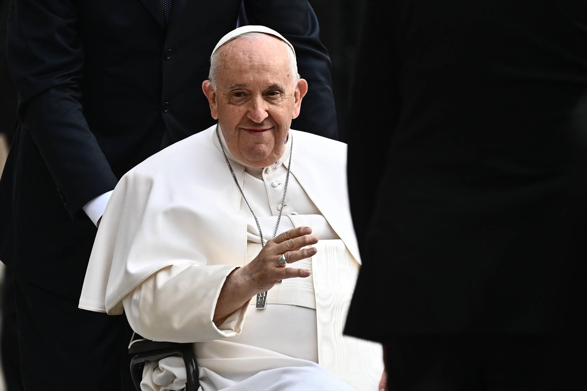 El Papa pasa "bien" la primera noche después de la operación de una hernia intestinal El Papa pasa "bien" la primera noche después de la operación de una hernia intestinal