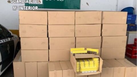 ajas de tabaco sin precinto fiscal localizadas por la Guardia Civil en un control de tráfico en el término de Écija, en Sevilla.