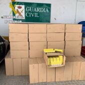 ajas de tabaco sin precinto fiscal localizadas por la Guardia Civil en un control de tráfico en el término de Écija, en Sevilla.