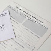 Solicitud de certificado para el voto por correo en una oficina postal de Madrid