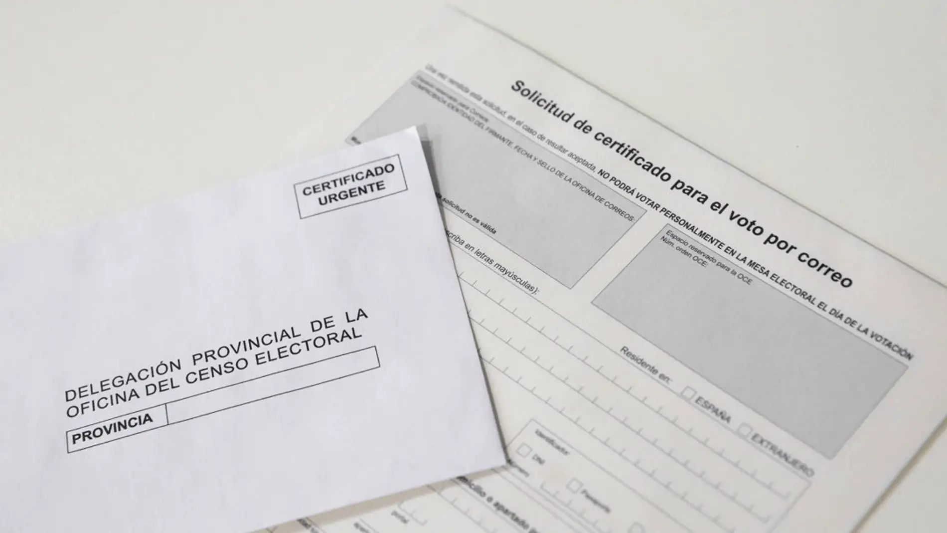 Solicitud de certificado para el voto por correo en una oficina postal de Madrid