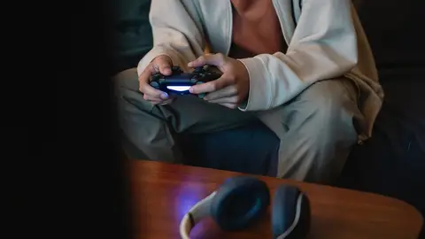 Imagen de archivo de un joven jugando a videojuegos Imagen de archivo de un joven jugando a videojuegos