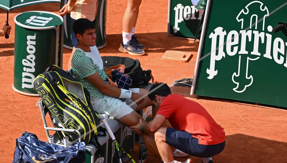 Carlos Alcaraz se lesiona en las semifinales de Roland Garros
