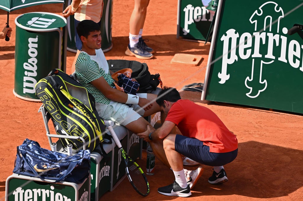 El doctor de Carlos Alcaraz explica lo que le ha sucedido ante Djokovic El doctor de Carlos Alcaraz explica lo que le ha sucedido ante Djokovic