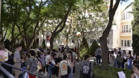 Alumnos durante el descanso de la EvAU en el campus de Ciudad Real