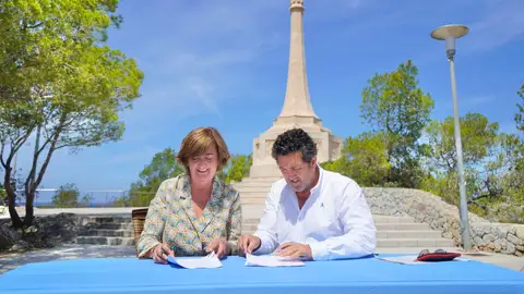 Esperanza Catalá -Vox- y Juan Antonio Amengual -PP- firman el pacto de gobernabilidad de Calvià Esperanza Catalá -Vox- y Juan Antonio Amengual -PP- firman el pacto de gobernabilidad de Calvià