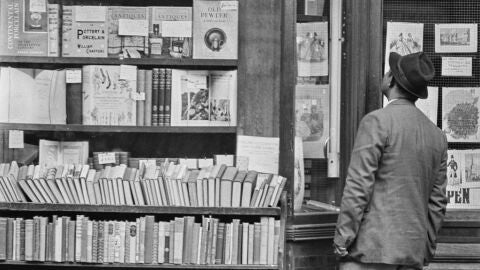 Imagen de archivo de un hombre mirando libros antiguos