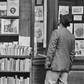 Imagen de archivo de un hombre mirando libros antiguos Imagen de archivo de un hombre mirando libros antiguos