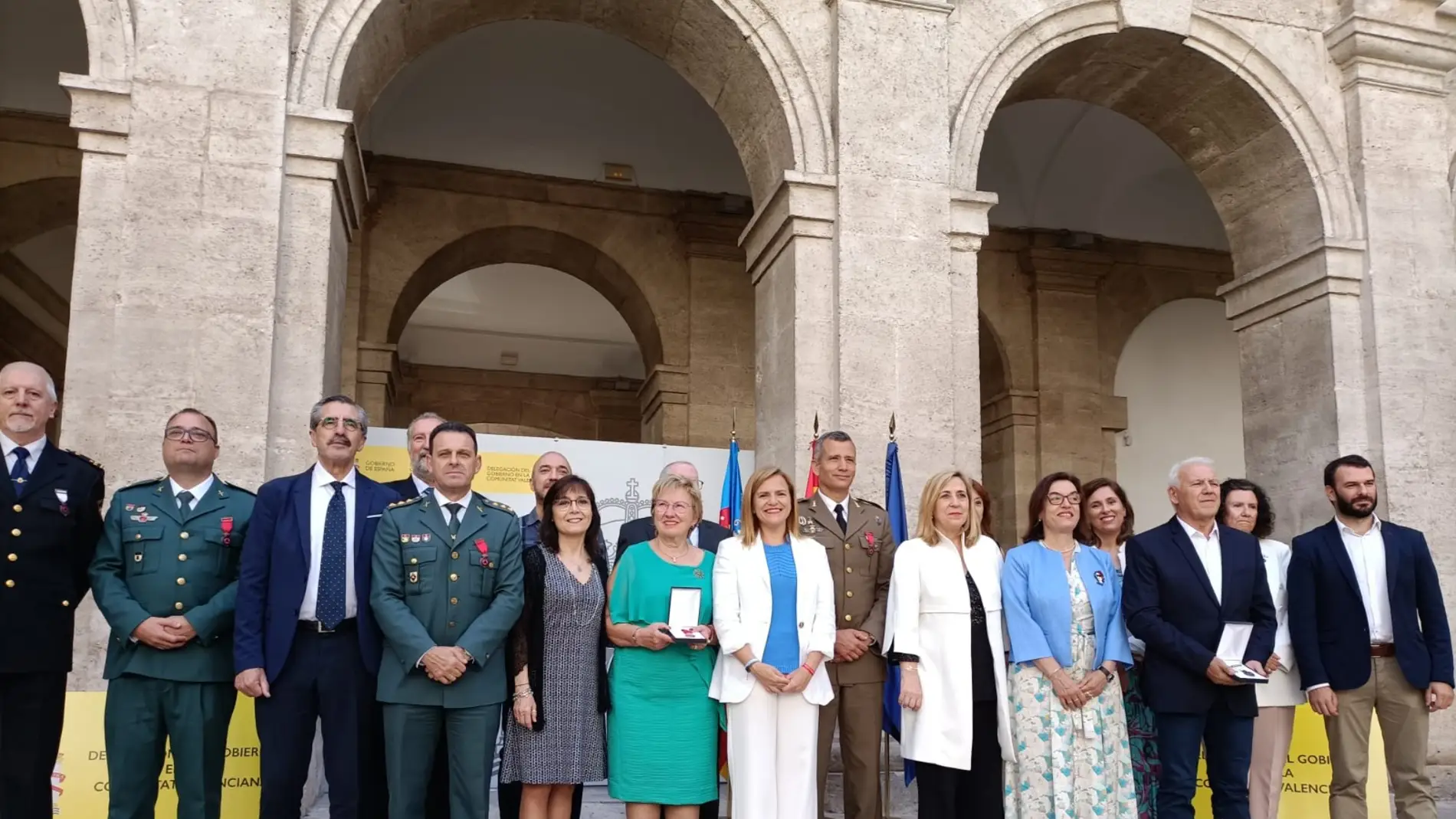 La Delegada del Gobierno, Pilar Bernabé, ha entregado las medallas