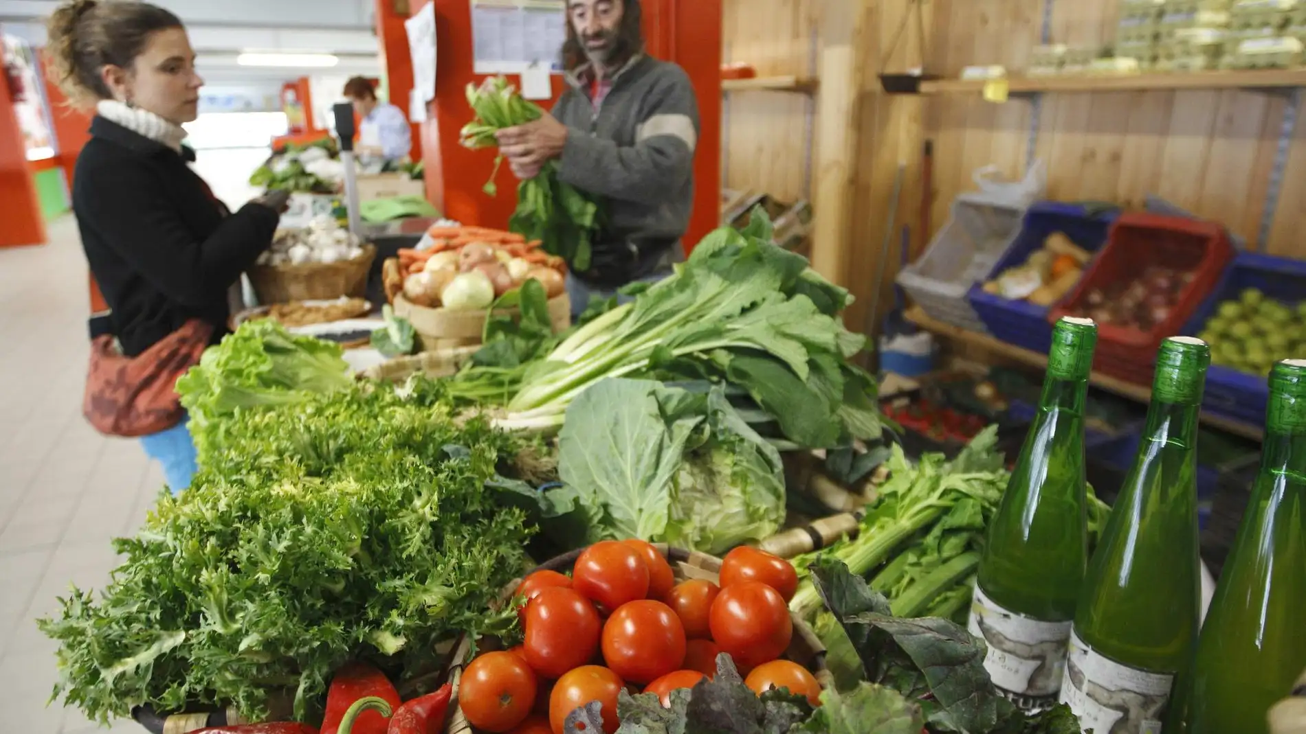 Imagen de archivo de un puesto de verduras ecológicas en el mercado de Vitoria