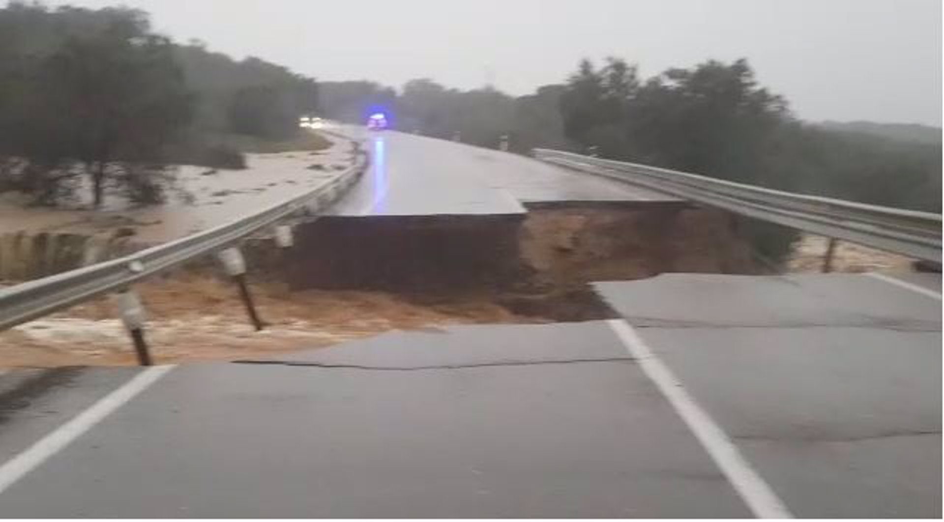 El puente sobre el socavón de la N-523 estará operativo "si no surgen imprevistos, en próximas semanas" El puente sobre el socavón de la N-523 estará operativo "si no surgen imprevistos, en próximas semanas"