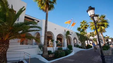 La Guardia Civil detiene al alcalde de Sant Josep Ángel Luis Guerrero junto a tres de sus funcionarios La Guardia Civil detiene al alcalde de Sant Josep Ángel Luis Guerrero junto a tres de sus funcionarios