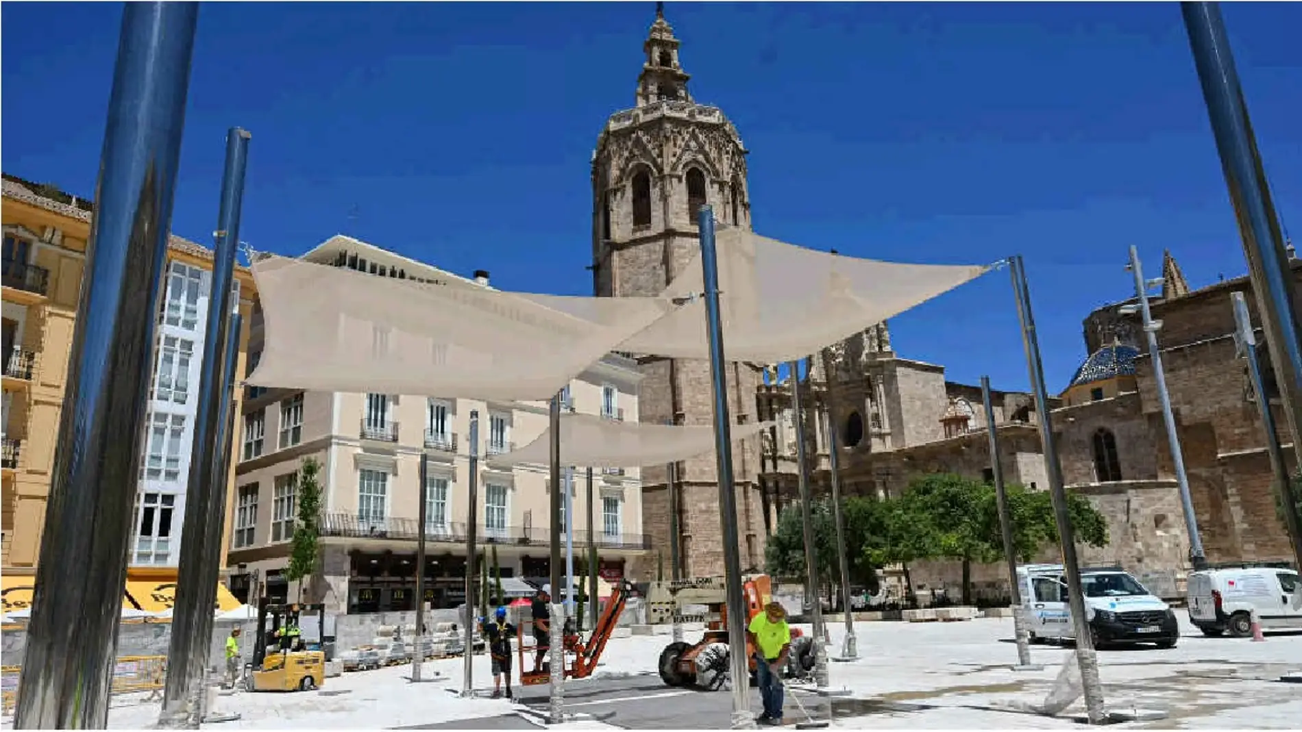 Instalación de los toldos de la plaza de la Reina en julio de 2022