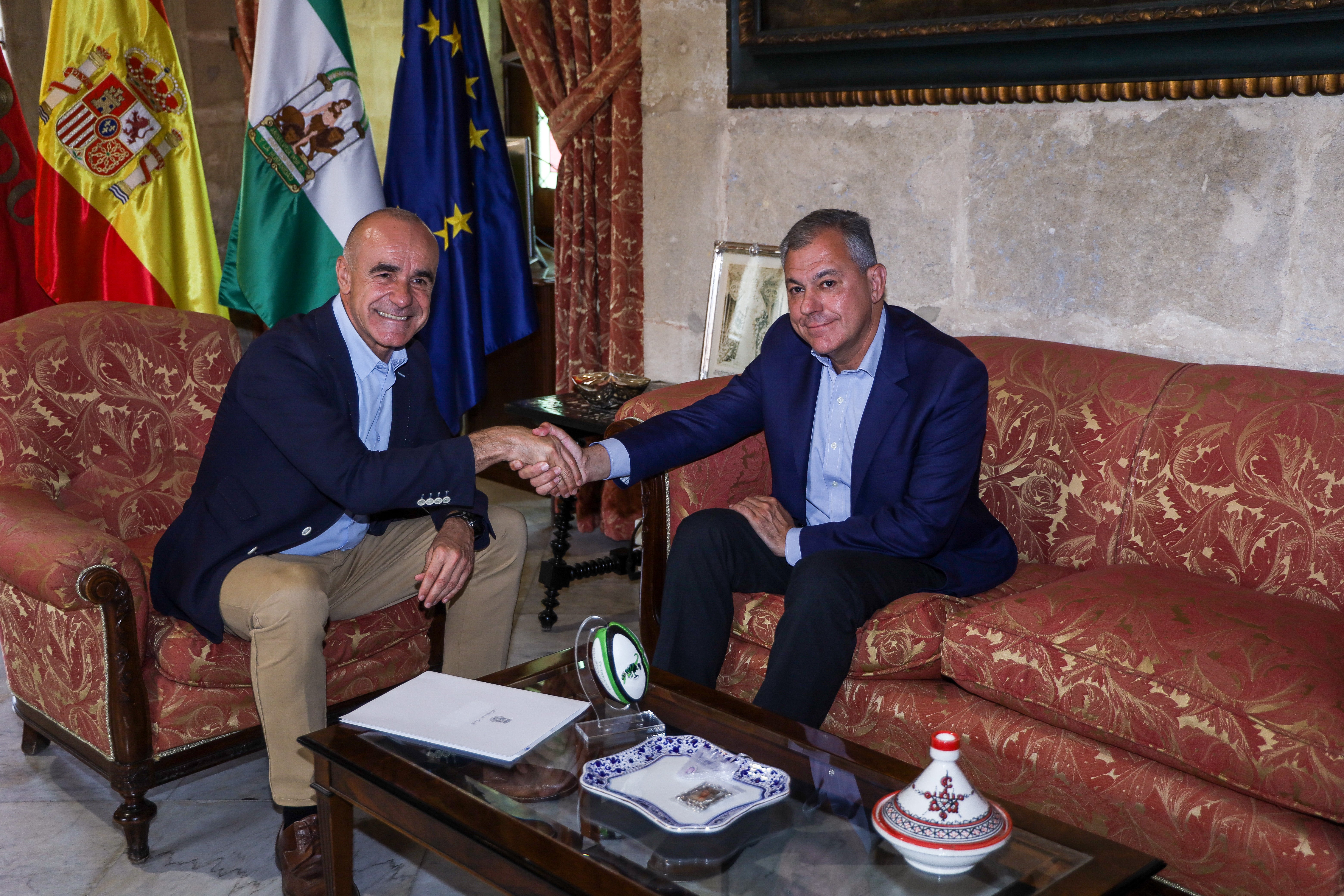 Traspaso de poderes en el Ayuntamiento de Sevilla Traspaso de poderes en el Ayuntamiento de Sevilla