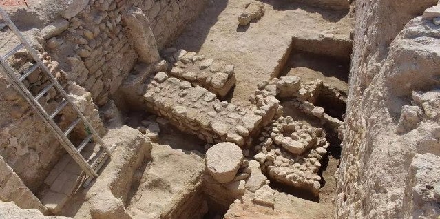 Las excavaciones del entorno del Alhorí del Castillo de Montilla hallan restos funerarios, tumbas, de una importante ciudad ibérica Las excavaciones del entorno del Alhorí del Castillo de Montilla hallan restos funerarios, tumbas, de una importante ciudad ibérica