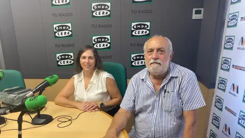 Jaime Sánchez, presidente de la Asociación de Carretilleros y Tradiciones de Elche, y Gelu Guillén, madre de la nadadora Ángela Martínez Guillén. Jaime Sánchez, presidente de la Asociación de Carretilleros y Tradiciones de Elche, y Gelu Guillén, madre de la nadadora Ángela Martínez Guillén.