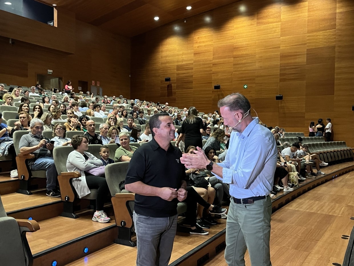 "El hermano mayor" clausura la escuela de padres y madres de La Nucía "El hermano mayor" clausura la escuela de padres y madres de La Nucía