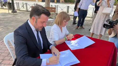 Pablo Ruz (PP) y Aurora Rodil (Vox) firman el acuerdo de gobierno en Elche. Pablo Ruz (PP) y Aurora Rodil (Vox) firman el acuerdo de gobierno en Elche.
