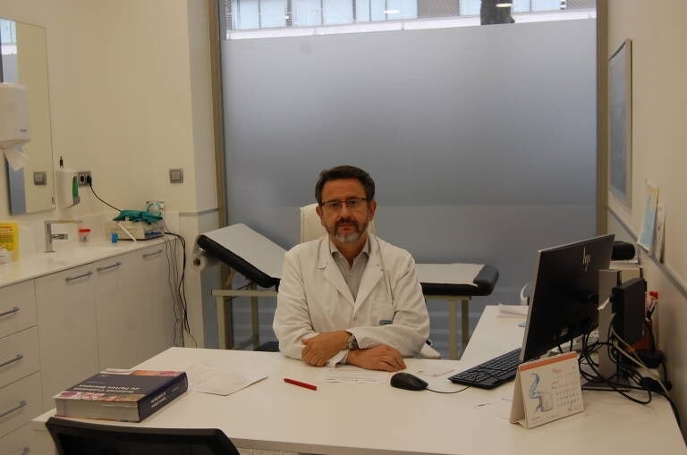 Dr. Sanmartín: "Con tomar el sol diez minutos al día en los brazos es suficiente para tener la vitamina D" Dr. Sanmartín: "Con tomar el sol diez minutos al día en los brazos es suficiente para tener la vitamina D"