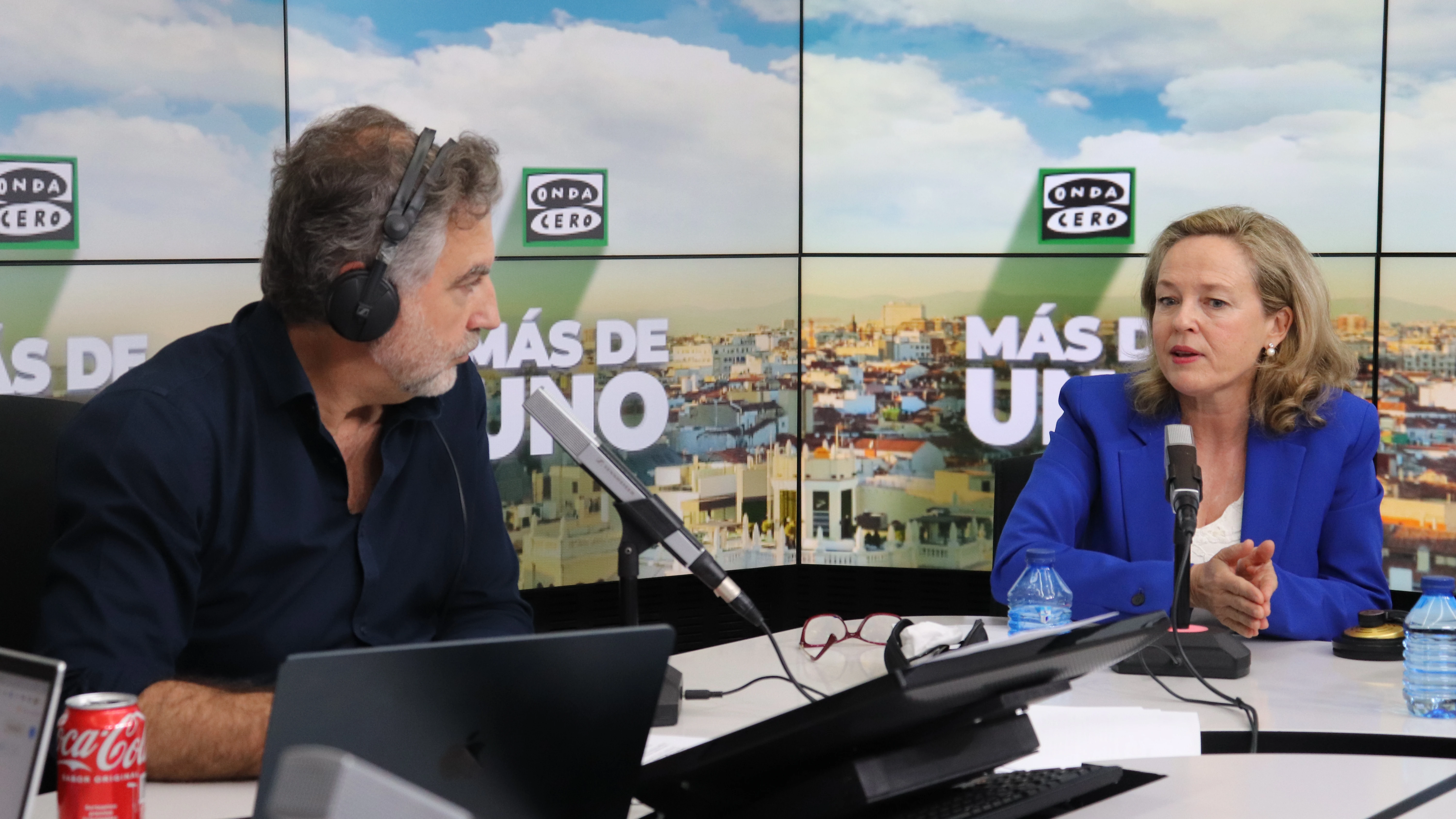 La vicepresidenta y ministra de Asuntos Económicos, Nadia Calviño, con Carlos Alsina en 'Más de uno'