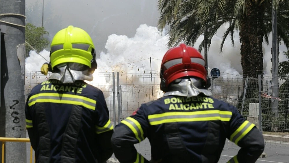 Los bomberos de Alicante en la mascletà Los bomberos de Alicante en la mascletà