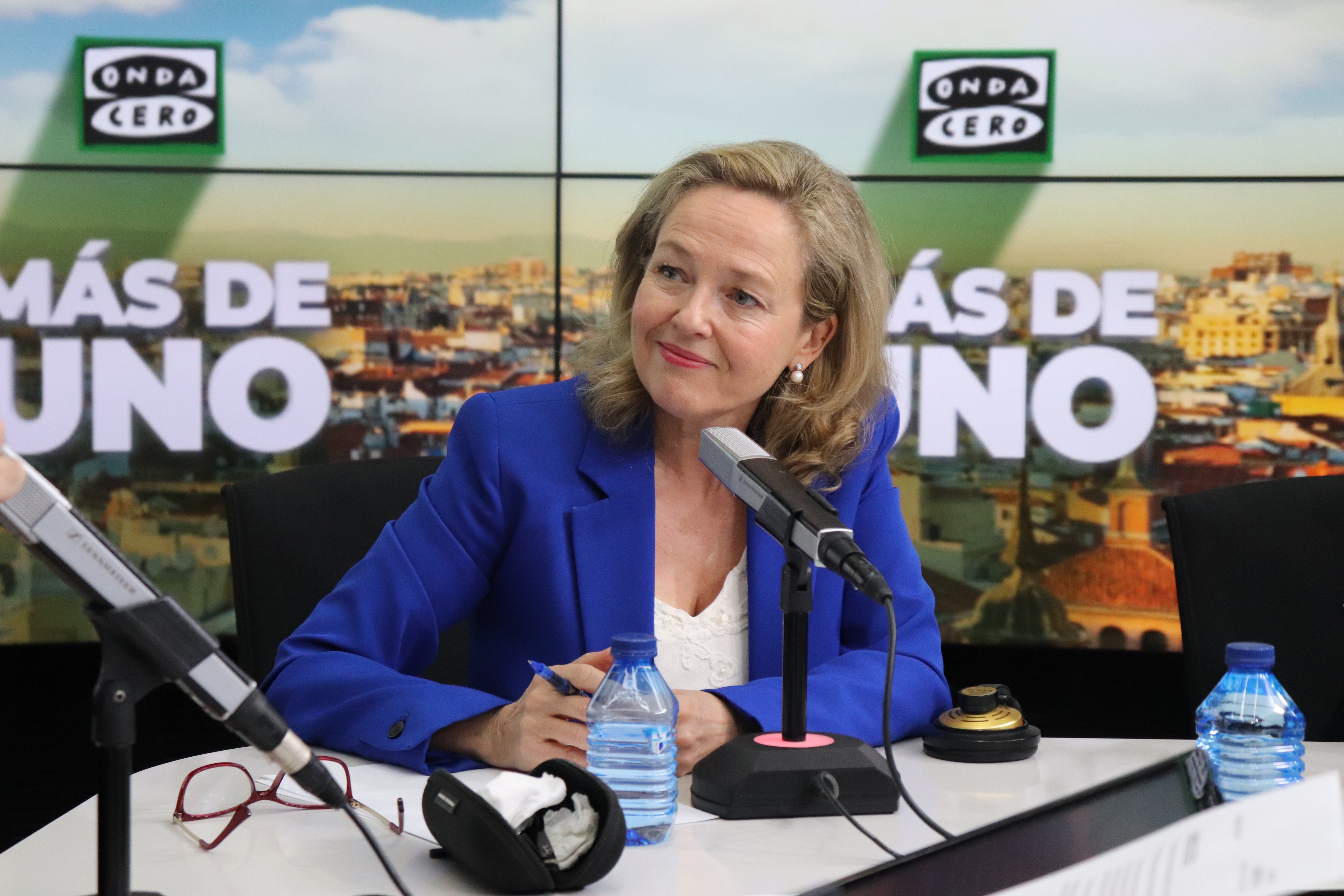 Calviño se deshace en elogios hacia Pedro Sánchez y su liderazgo: "Nos representa divinamente" Calviño se deshace en elogios hacia Pedro Sánchez y su liderazgo: "Nos representa divinamente"