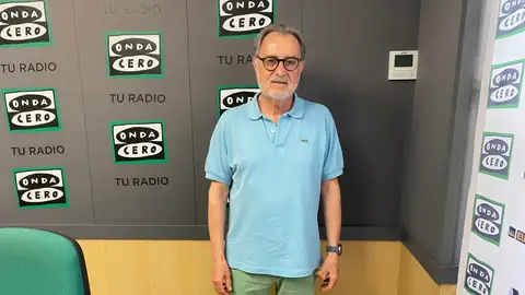 Vicent Sansano, en los estudios de Onda Cero Elche-Comarcas del Vinalopó. Vicent Sansano, en los estudios de Onda Cero Elche-Comarcas del Vinalopó.
