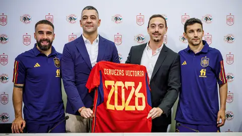 Cervezas Victoria y la Selección Española de Fútbol oficializan su compromiso cuatro años más Cervezas Victoria y la Selección Española de Fútbol oficializan su compromiso cuatro años más