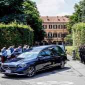 El coche funebre con los restos mortales de Berlusconi