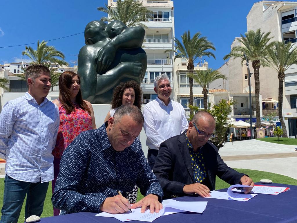 Compromís y PSOE firman el "Pacto del Abrazo" para gobernar juntos en Altea Compromís y PSOE firman el "Pacto del Abrazo" para gobernar juntos en Altea