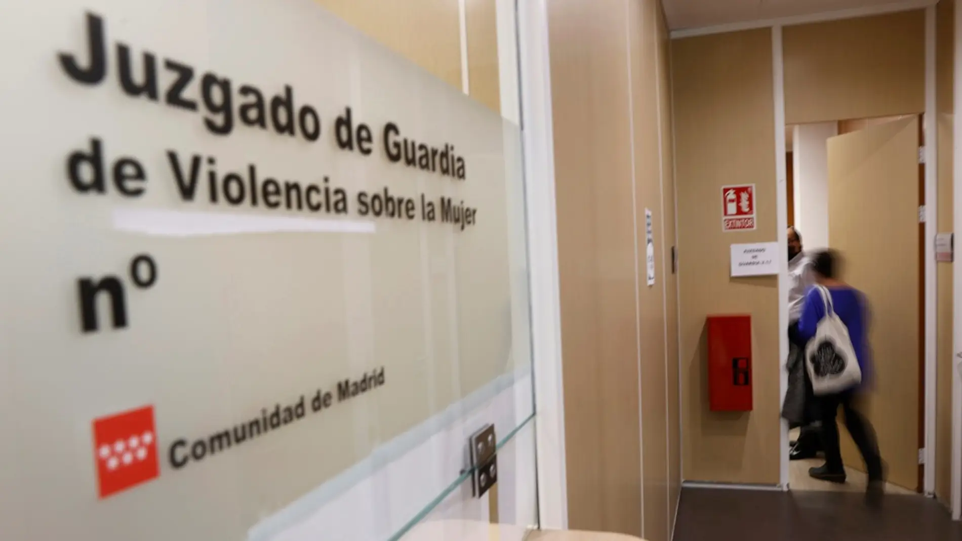 Vista del acceso al juzgado de Violencia contra la Mujer en Madrid. EFE/JUAN CARLOS HIDALGO