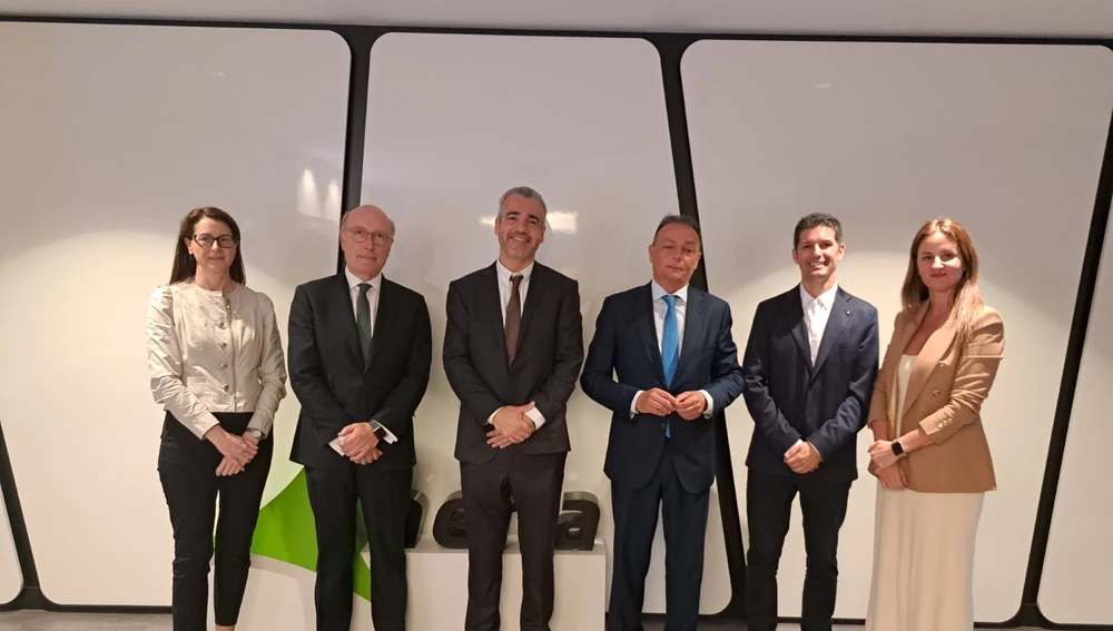 Reunión en Madrid de representantes de la CEV y HOSBEC con el presidente de AENA.