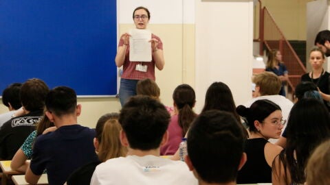 Alumnes de batxillerat fent un examen