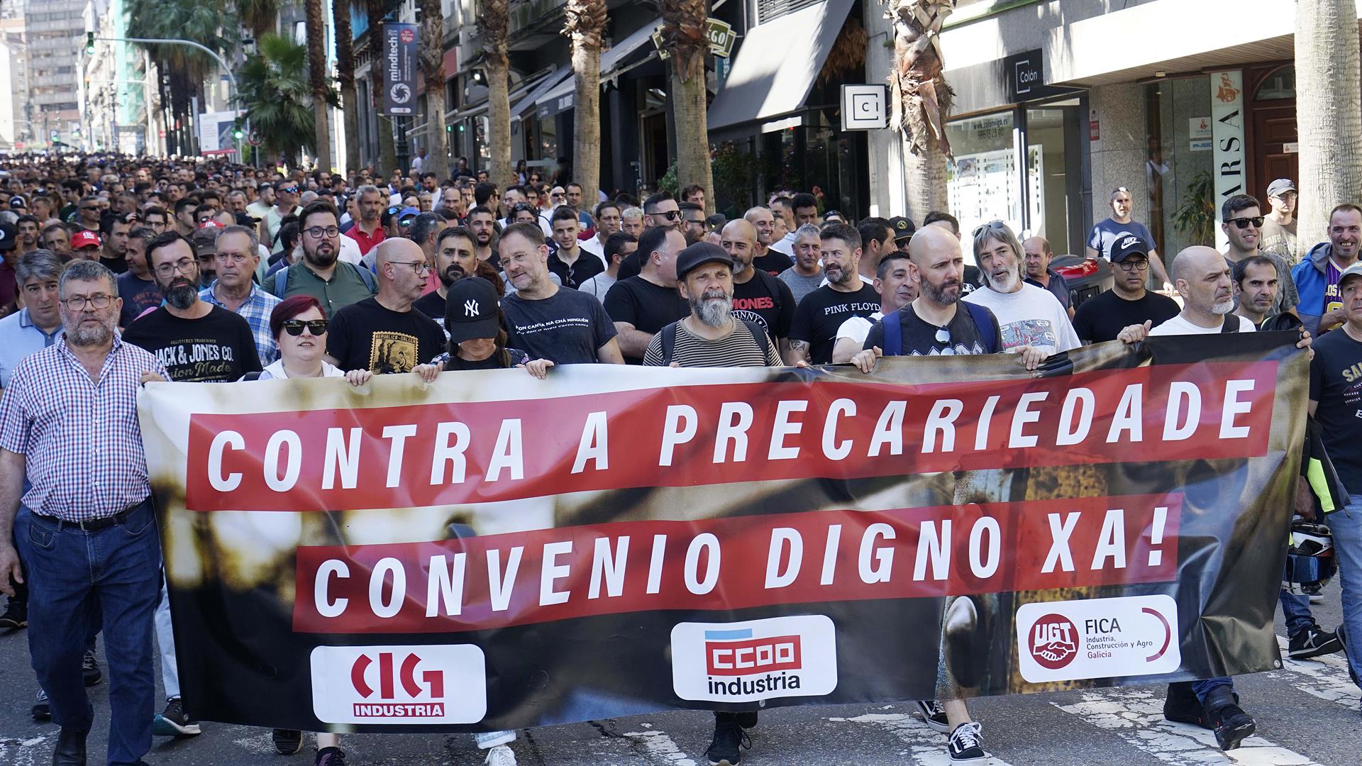 Los trabajadores del metal vuelven a manifestarse por las calles de Vigo en defensa de un nuevo convenio colectivo. Los trabajadores del metal vuelven a manifestarse por las calles de Vigo en defensa de un nuevo convenio colectivo.