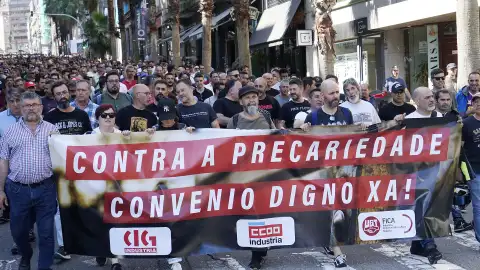 Huelga metal La patronal del sector del metal de Pontevedra, integrada por Asime, ATRA e Instaelectra, ha reducido el seguimiento de la huelga convocada para este jueves por CC.OO., UGT y CIG a un 30 %, y han lamentado que las centrales hayan optado por esta medida de presión, que tiene "fuerte impacto para todos". La parte empresarial ha reafirmado su voluntad de mantener el "diálogo" con los representantes de los trabajadores y ha denunciado que en la jornada de huelga "no se está garantizando el derec...
