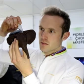 Lluc Crusellas elabora un elefant de xocolata Lluc Crusellas elabora un elefant de xocolata
