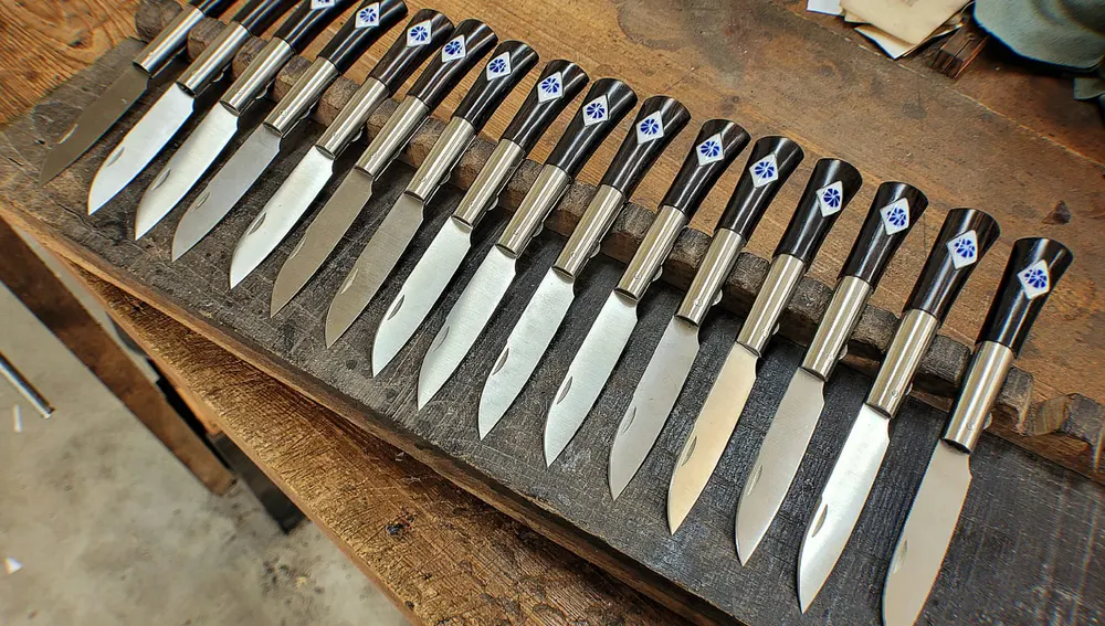 Sargadelos versiona navaja modelo Melchor Legaspi incrustando el símbolo del trisquel. Sargadelos versiona navaja modelo Melchor Legaspi incrustando el símbolo del trisquel.