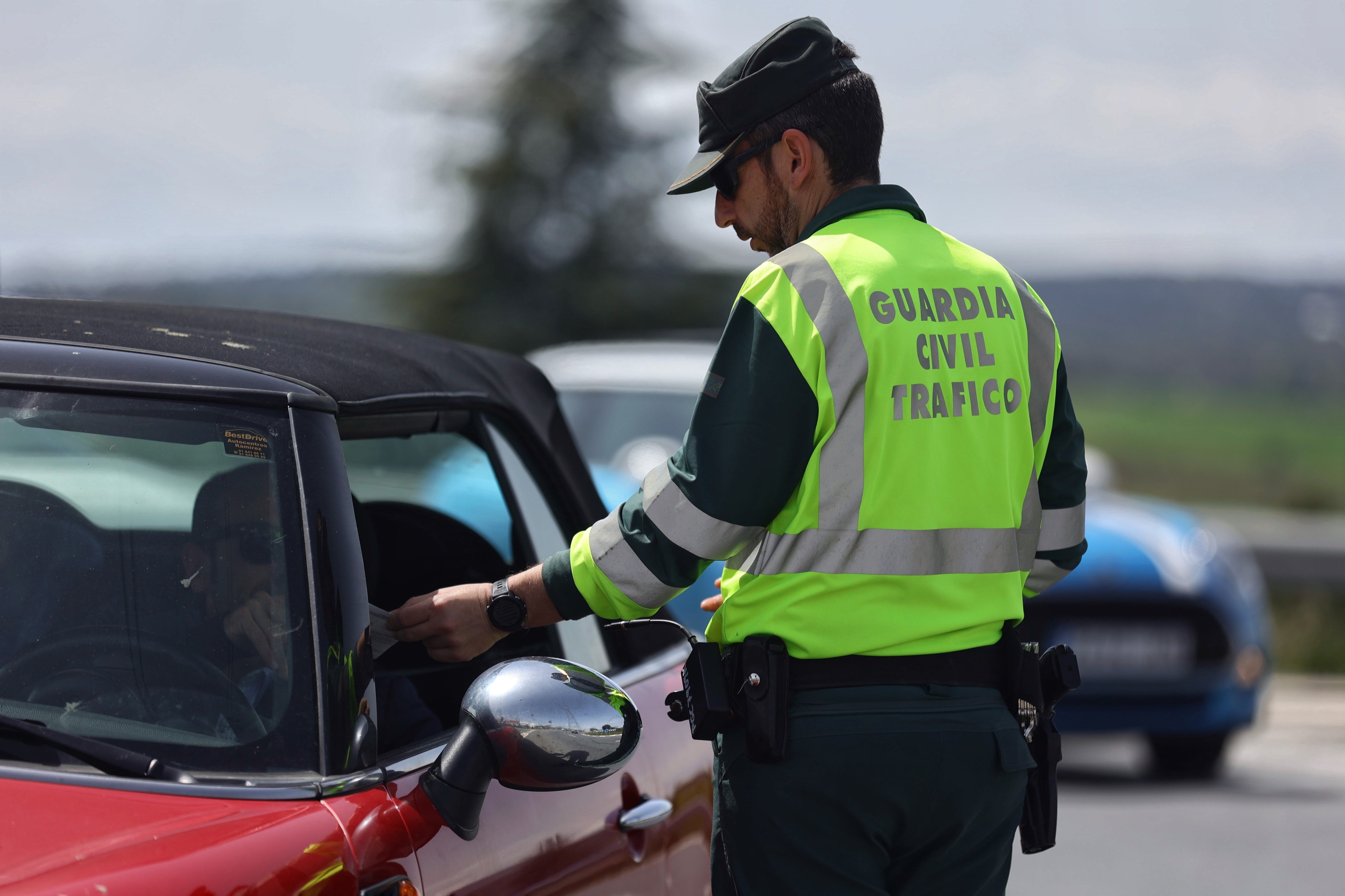 La multa de 200 euros que te puede poner la DGT si conduces con estas gafas de sol La multa de 200 euros que te puede poner la DGT si conduces con estas gafas de sol