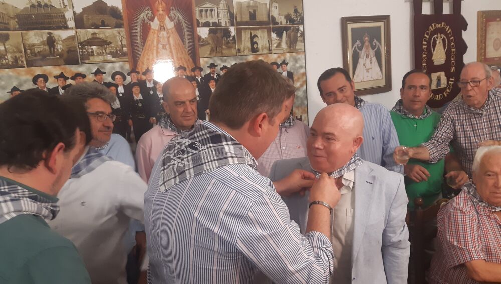 Lillo le impone a Heredia el pañuelo de yerbas